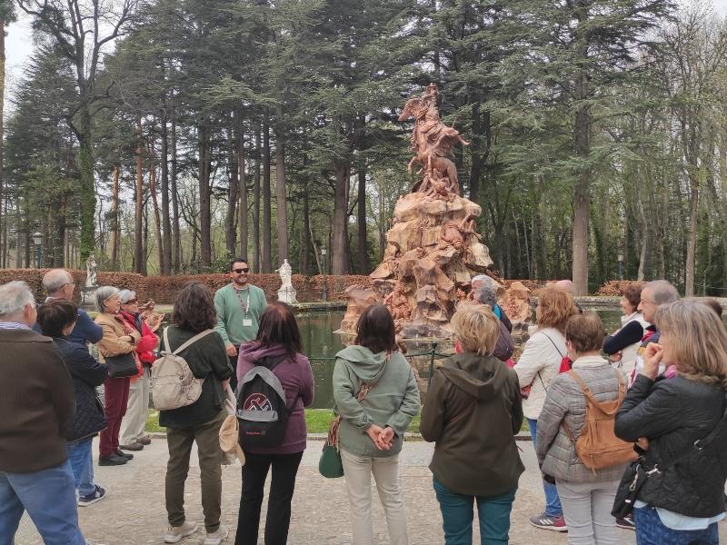 Una treintena de personas participó en el primer itinerario del programa ‘Viajero, yo te enseñaré Segovia’