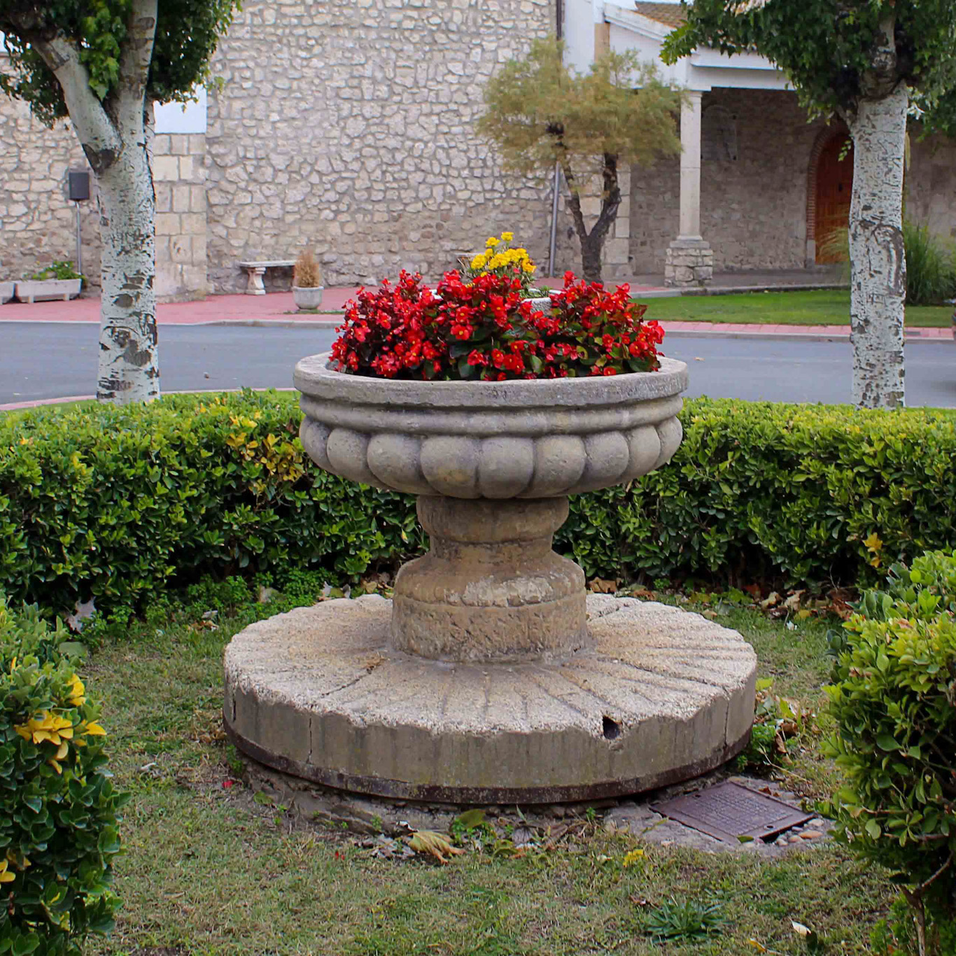 DETALLE DE UNA FUENTE EN FRENTE DE LA IGLESIA FRESNEDA DE CUELLAR RETOCADA edited