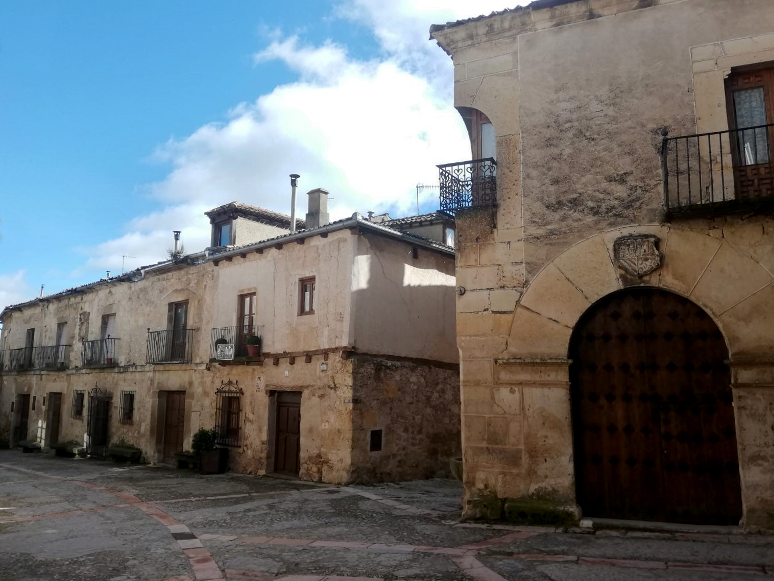 calle pintoresca y casas con escudos en las fachadas retocada 