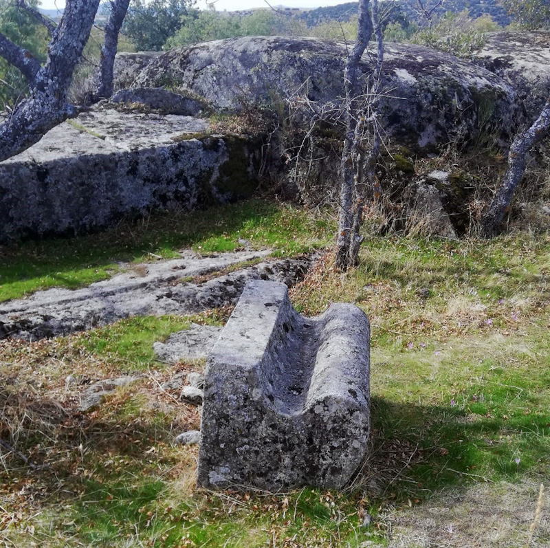 piedras como estas conducían el agua del Acueducto retocada edited