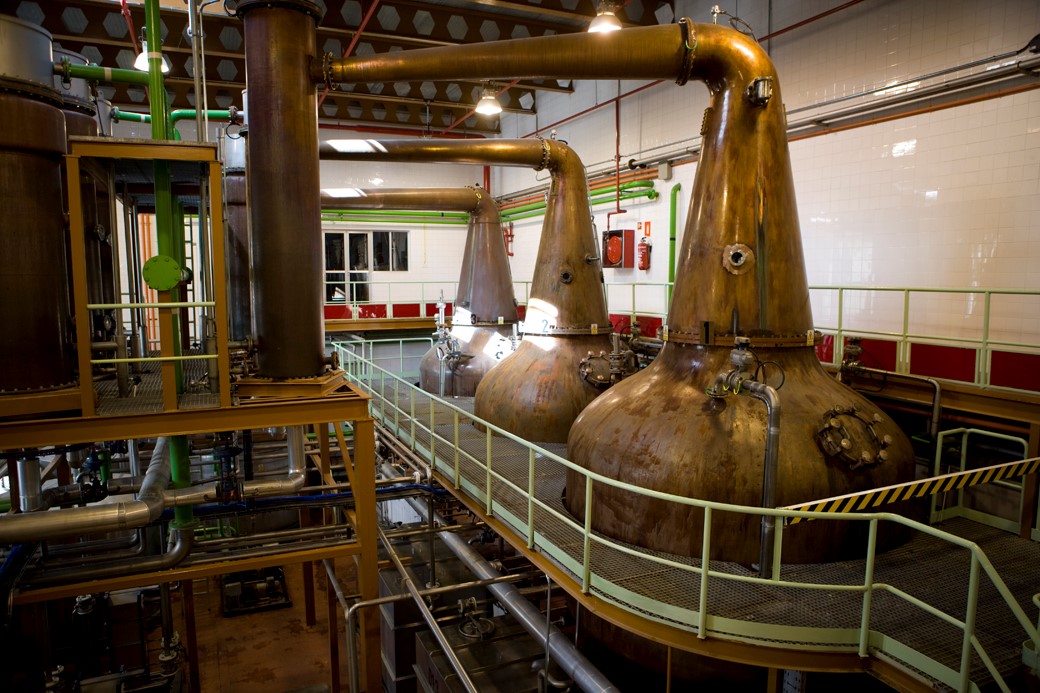 Alambiques usados en el proceso de producción del Whisky