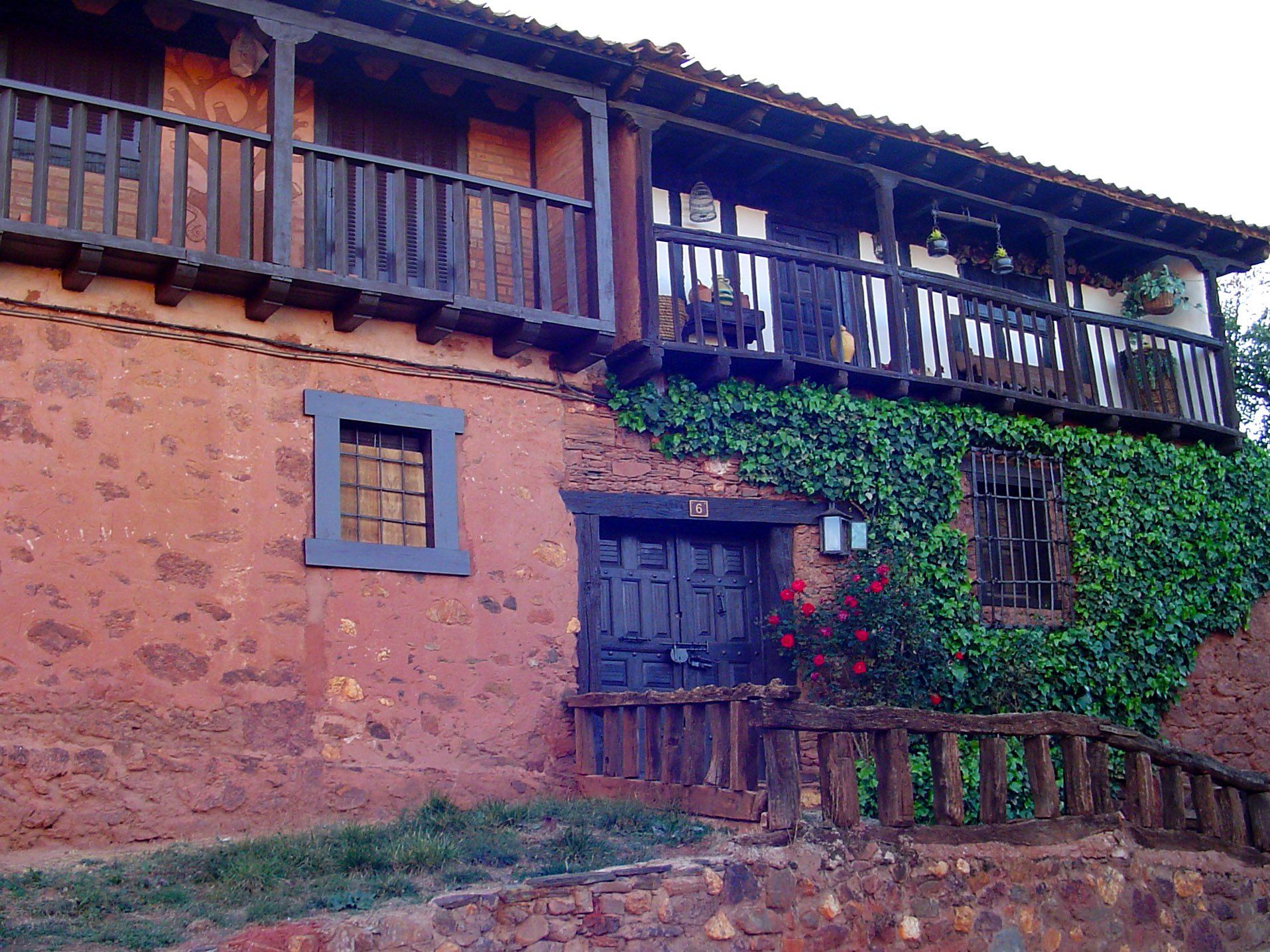 Calles_y_arquitectura_tradicional_de_Madriguera_6_retocada.jpg