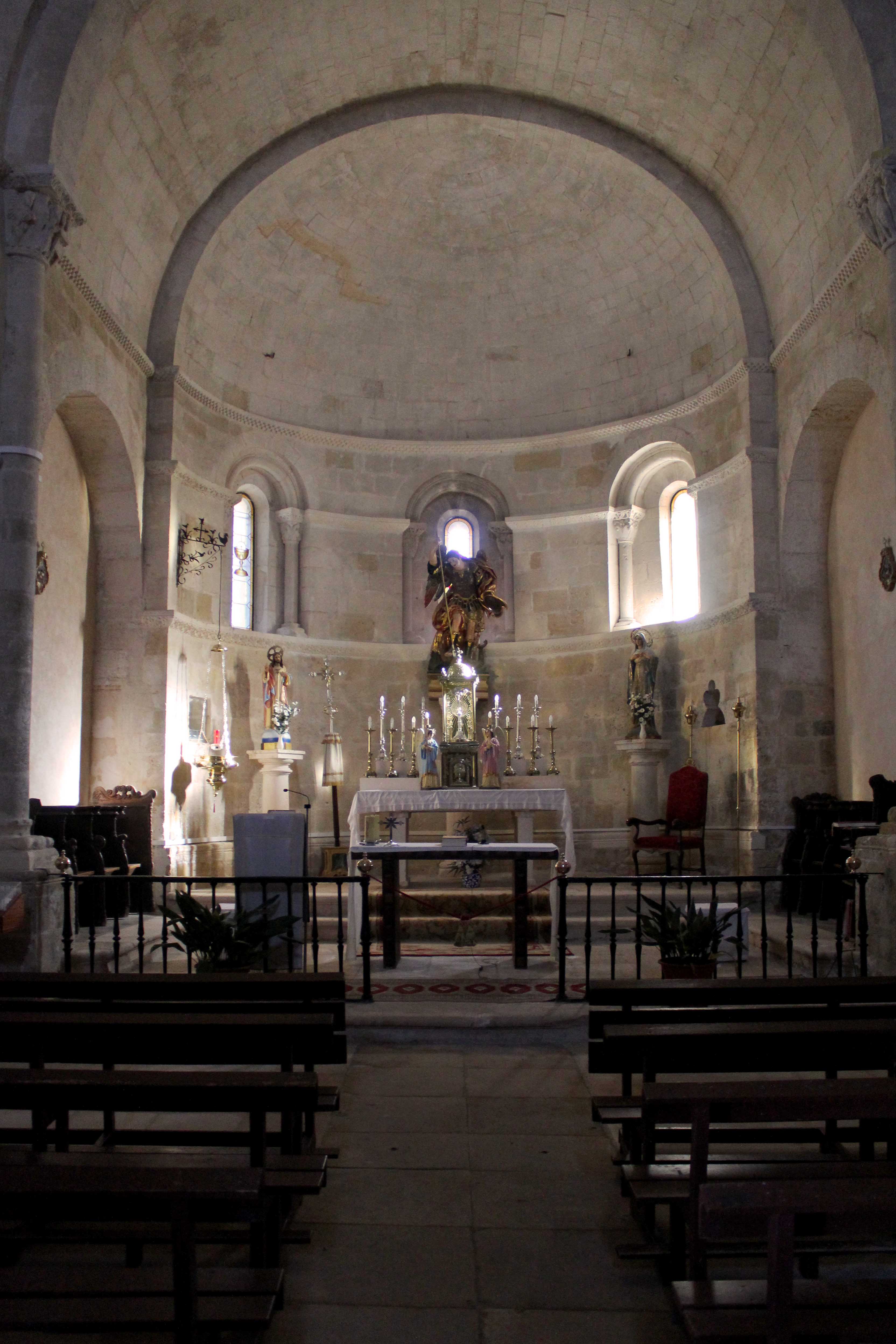 DETALLE_DEL_INTERIOR_DE_LA_IGLESIA_DDE_SAN_MIGUEL_FUENTIDUEÑA_retocda.jpg