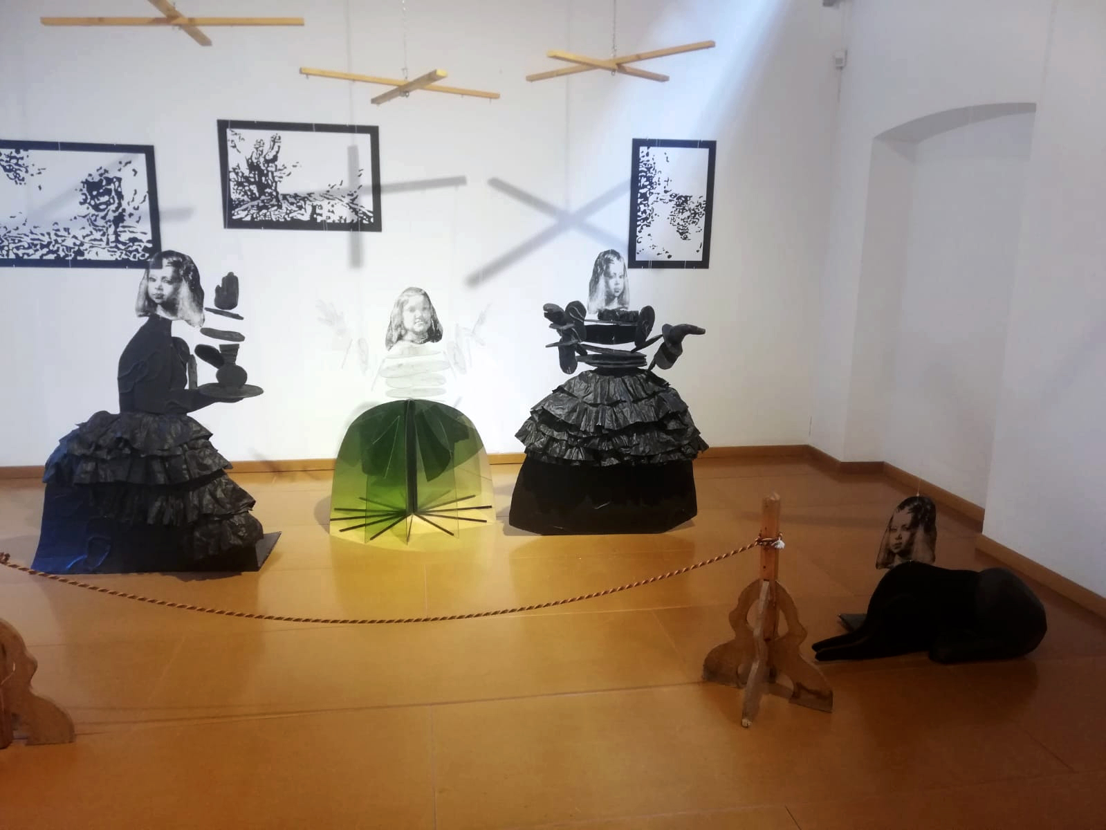 LAS_MENINAS_EN_LA_EXPOSICION_DEL_MUSEO_DEL_VIDRIO_retocada.jpg