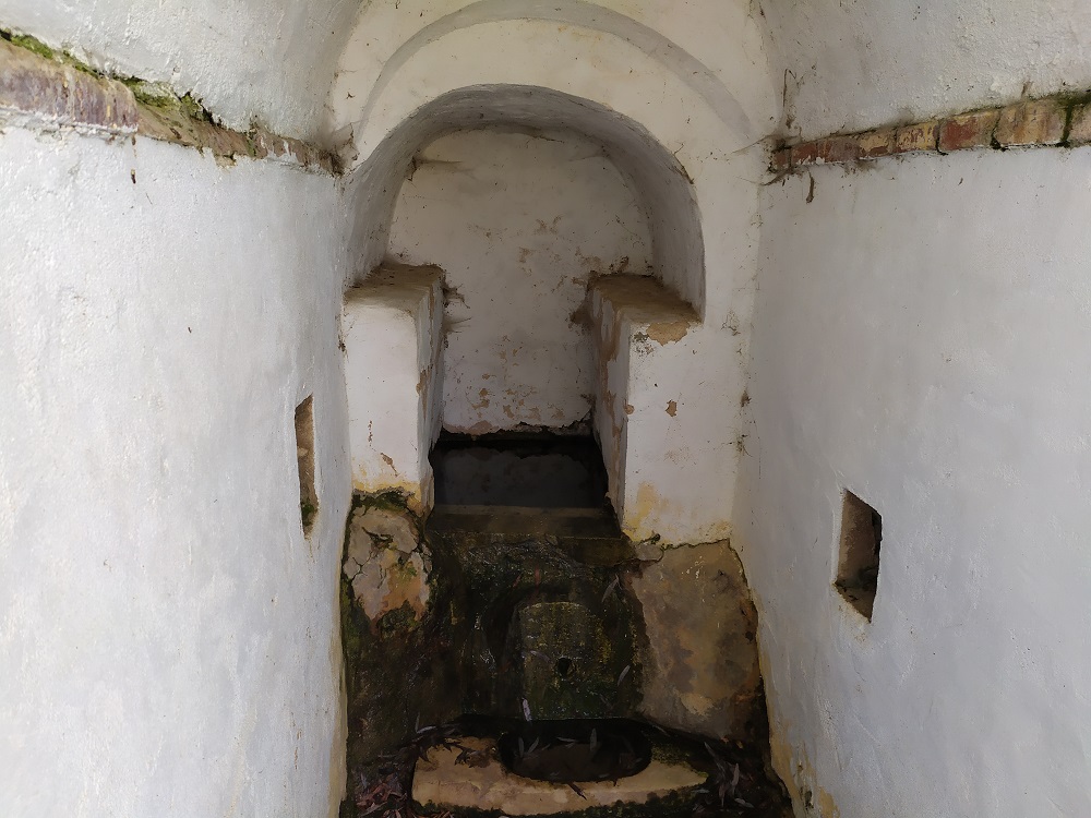 Interior de la casetilla con el caño y la pileta de la Fuente Salada.