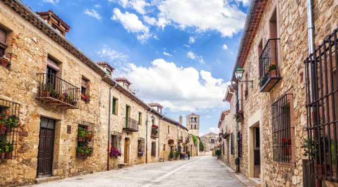 Pedraza-de-la-Sierra-panorámica-pueblos-más-bonitos-de-Segovia-672x372.jpg