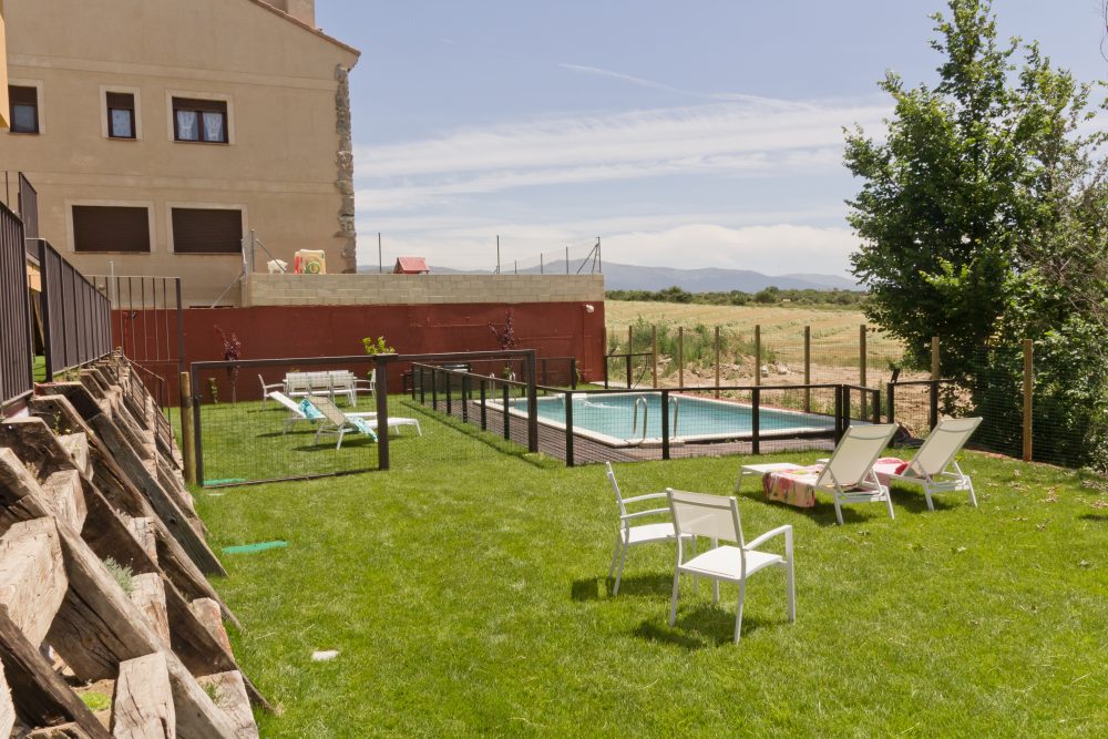 jardin-y-picina-compartida-casas-rurales-miradiez-espirdo-segovia-1000x667.jpg