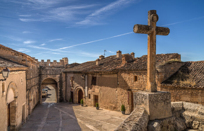 lo-más-raro-que-ver-en-un-pueblo-de-Segovia_Maderuelo-696x449.jpg