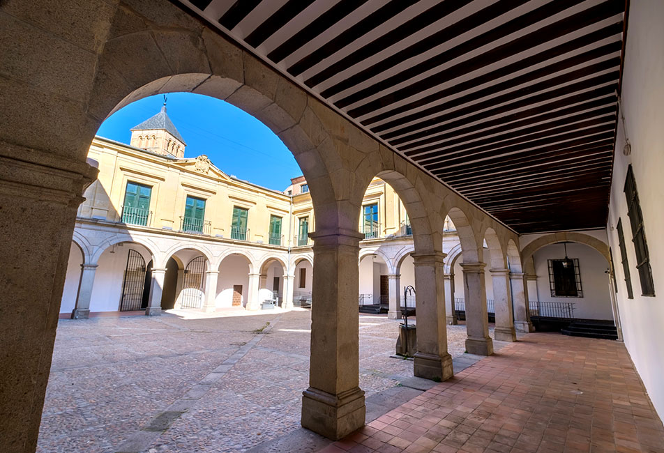 palacio-episcopal-patio-interior-completo.jpg